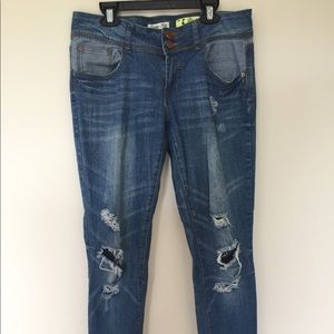 Capri distressed jeans